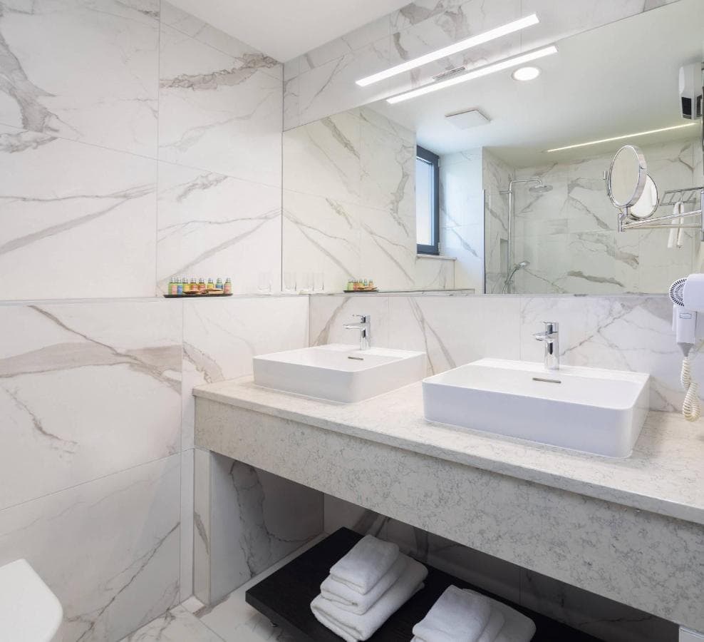 Ellure Luxury Suites – photo 3