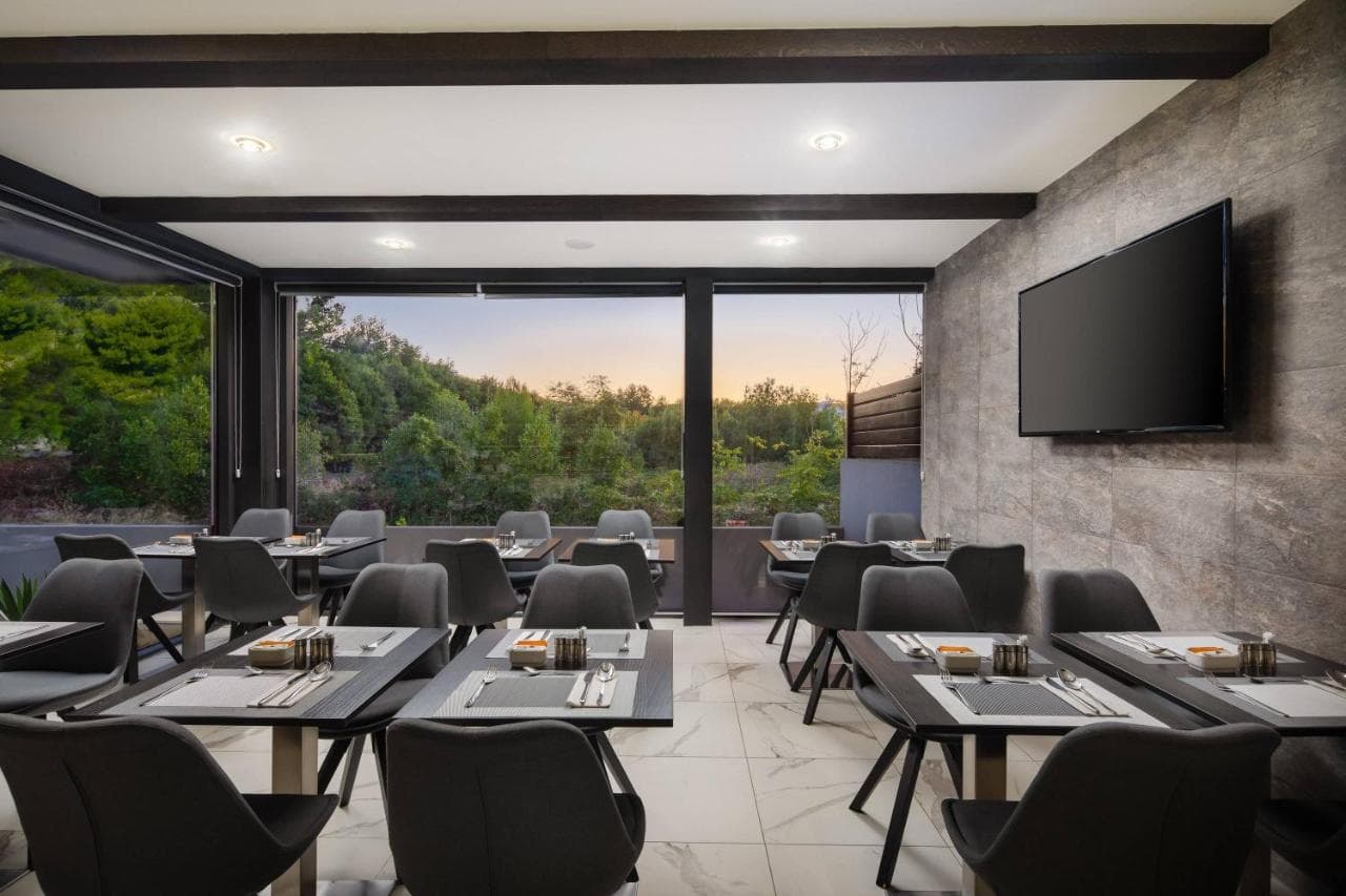 Ellure Luxury Suites – photo 6
